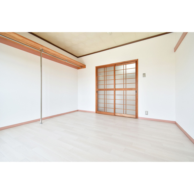 居室・リビング　落ち着いた色調の洋室です