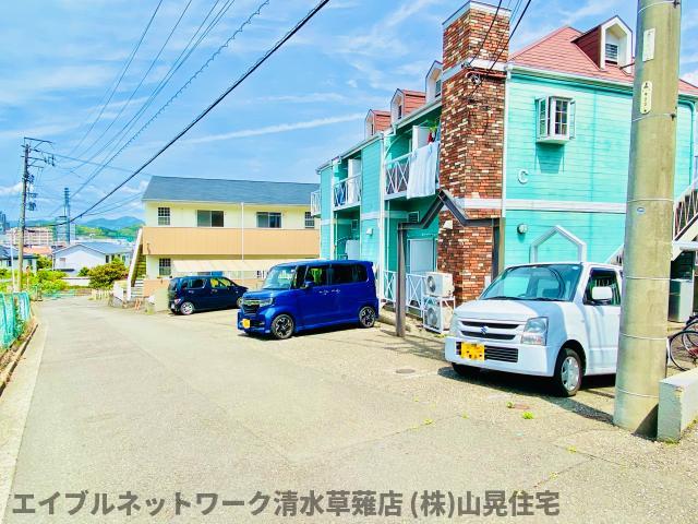 【静岡市駿河区聖一色のアパートの駐車場】