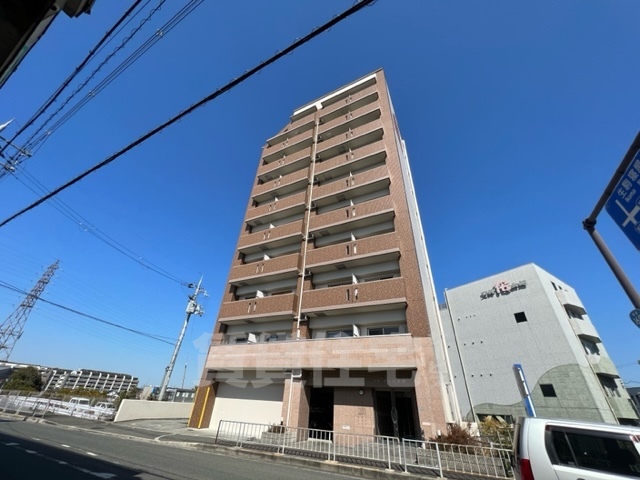 交野市私部西のマンションの建物外観