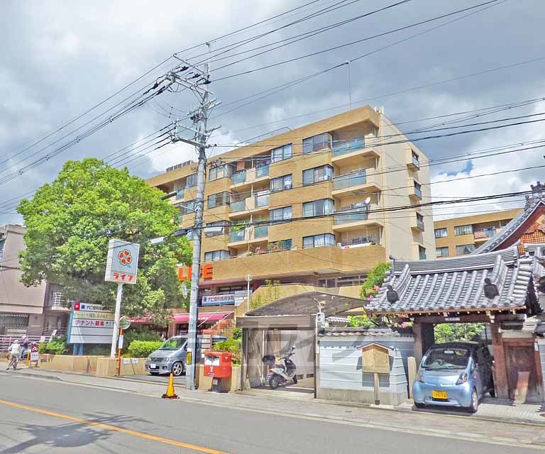 京都市上京区新白水丸町のマンションの建物外観