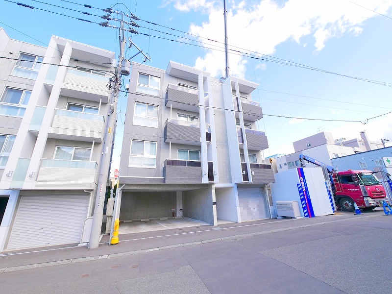 建物外観　ネット無料、システムキッチンなど設備充実のデザイナーズ♪