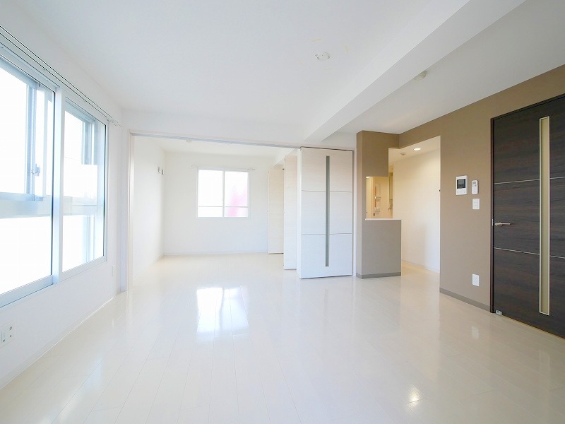 居室・リビング　白を基調とした明るいお部屋です♪