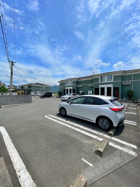 【紀の川市広野のアパートの駐車場】