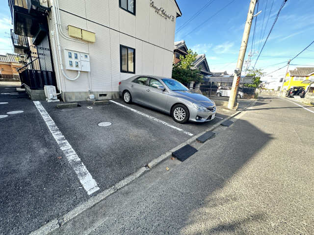 【グランシャリオＡの駐車場】