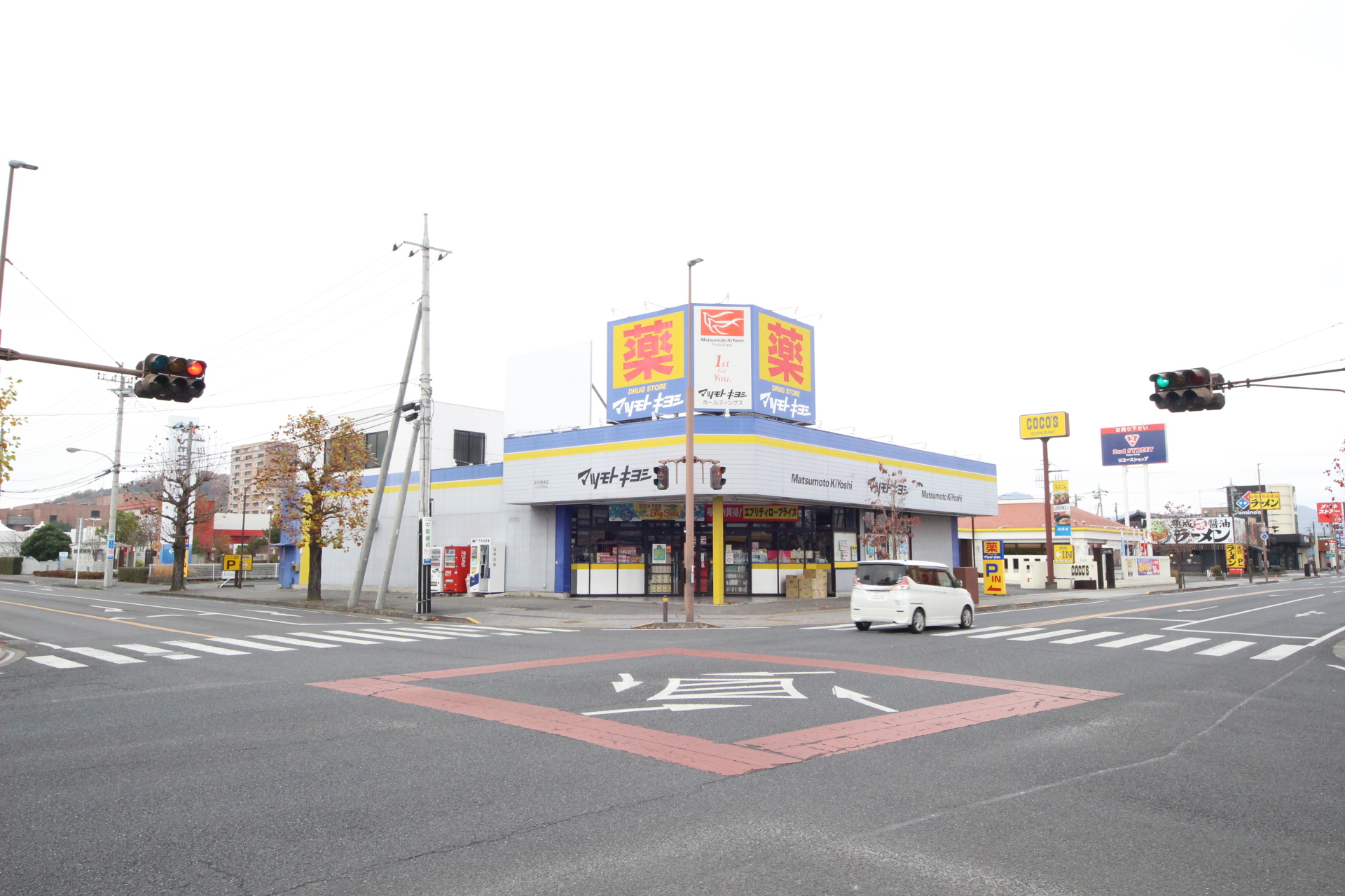 ドラックストア　マツモトキヨシ足利朝倉店（ドラッグストア）まで406m