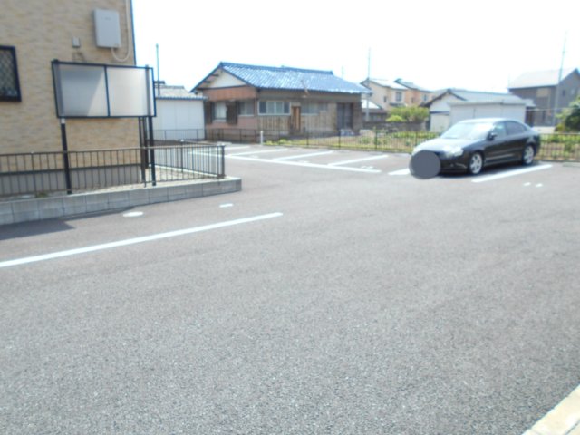 【プリムローズ B棟の駐車場】