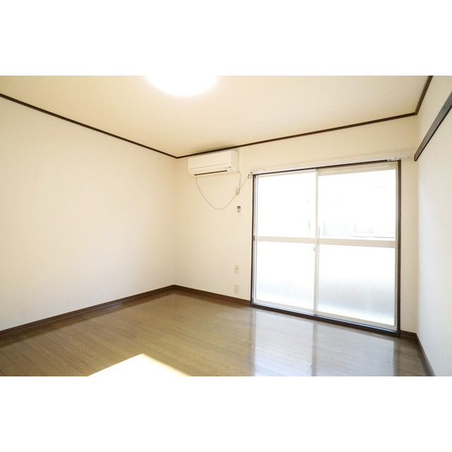 居室・リビング　明るい日差しの室内