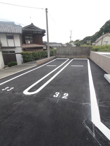 【ロイヤルハウス東郷の駐車場】