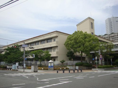 【グリーン・ネス神戸駅前の小学校】