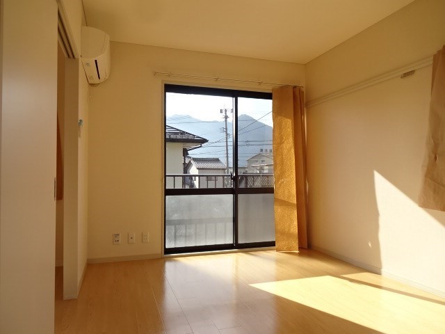 居室・リビング　参考画像（201号室の写真です）