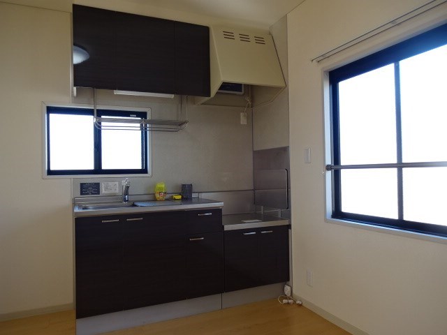 キッチン　参考画像（201号室の写真です）