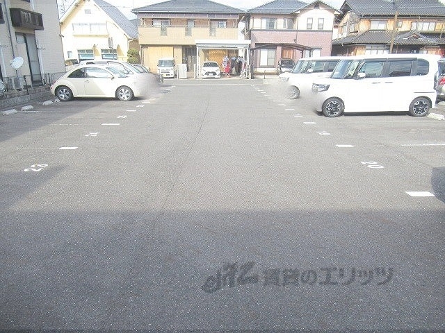 【蒲生郡日野町大字松尾のアパートの駐車場】