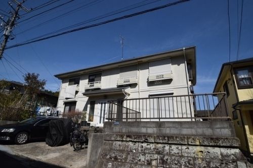 鎌倉市笛田のアパートの建物外観