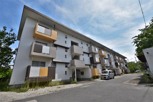 【大阪狭山市大野台のマンションの建物外観】