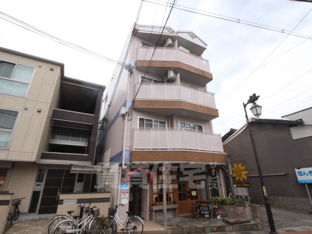 京都市右京区太秦多藪町のマンションの建物外観