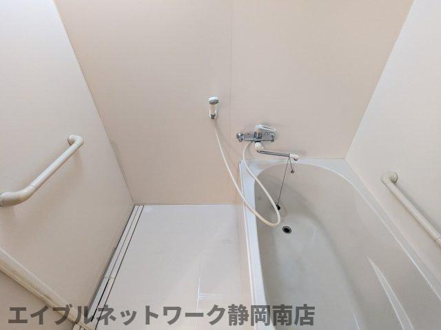 バス・シャワールーム　落ち着いた空間のお風呂です