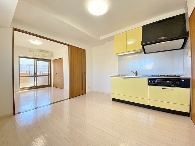 キッチン　ゆとりのあるダイニングスペース