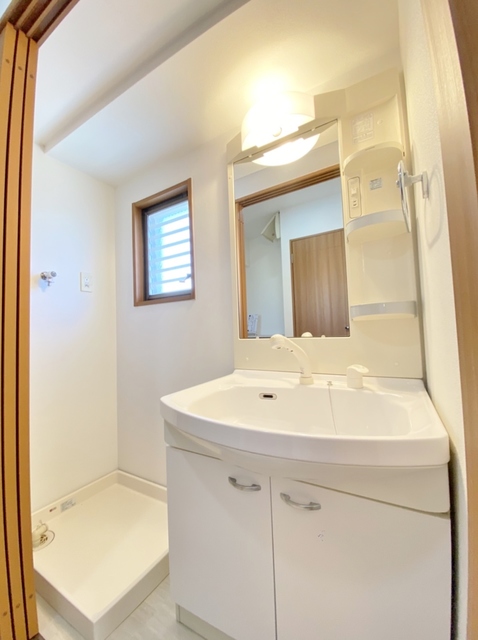 洗面設備　大きな独立洗面台と洗濯機置場