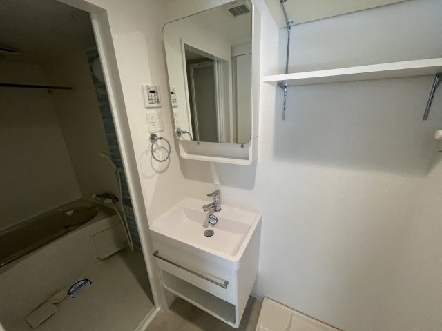 洗面設備　ゆったりとスペースのある洗面所