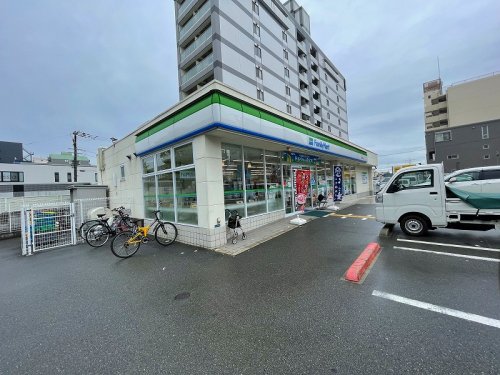 コンビニ　ファミリーマート 東大阪長田中店（コンビニ）まで111m