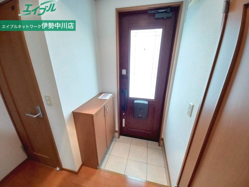 玄関　１０．１帖のリビング、料理しながらお子様の様子も見れます