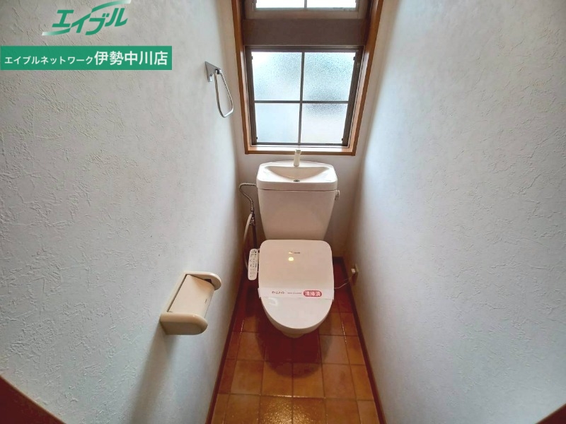 トイレ　真っ白でかわいいキッチン・うれしいガスコンロ付