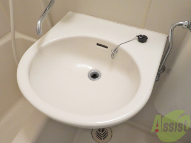 洗面設備　お風呂に入りながらここも掃除できちゃいますね。