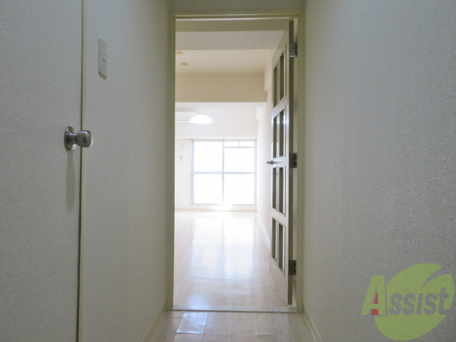 玄関　玄関からも陽の光が見えて、気持ちが良いですね。