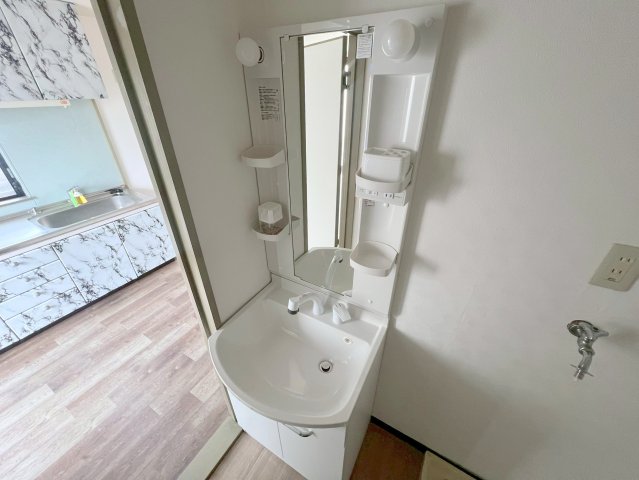 洗面設備　身支度が出来る独立洗面台です。