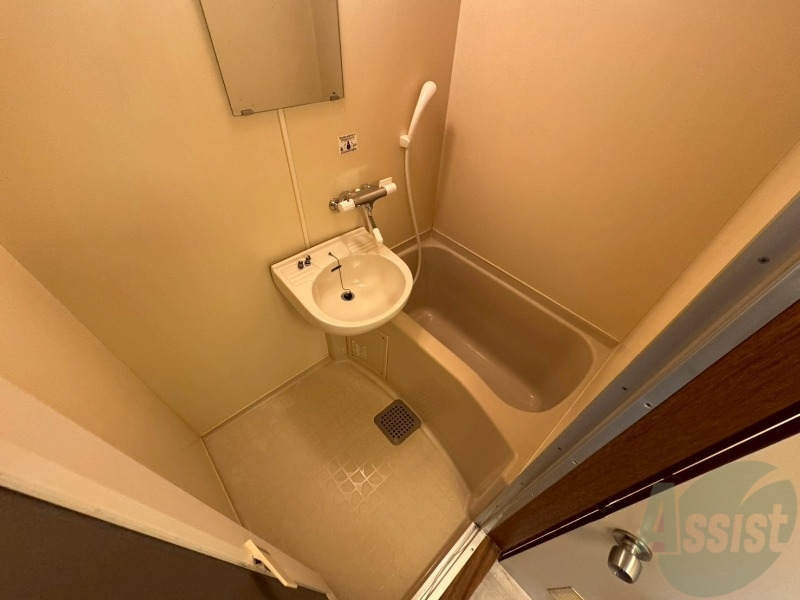 バス・シャワールーム　こちらはお風呂。一日の疲れをここで癒してください。