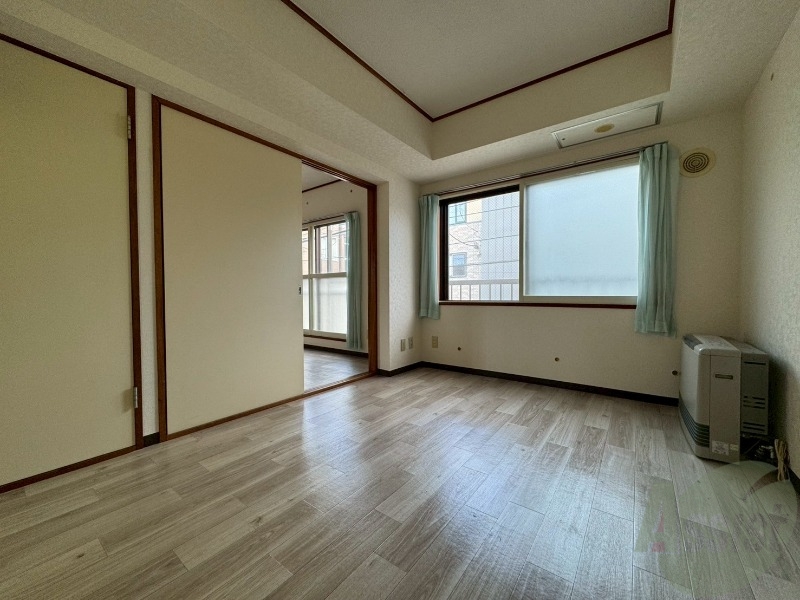 居室・リビング　１１帖のＬＤＫが広がっています。落ち着きのあるお部屋。