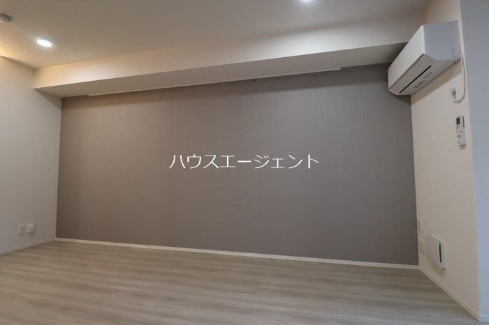 居室・リビング　アクセントクロスのあるリビング。LDKは12帖あります。※参