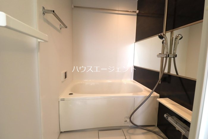 バス・シャワールーム　大きな鏡付のお風呂。浴室乾燥機付きです。※参考写真（写真は別