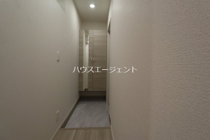 玄関　玄関からはお部屋の中が見えない造りです。シューズBOXもあり