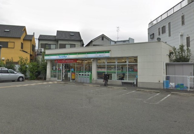 コンビニ　ファミリーマート　箕面半町（コンビニ）まで742m