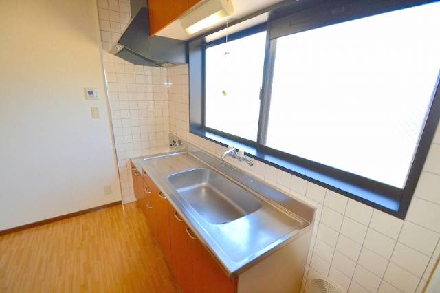 キッチン　キッチンには大きな窓が付いています。