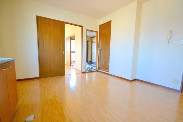 その他　大きな食卓も余裕で置けるダイニングスペースです。