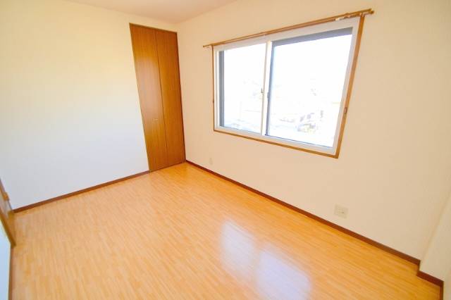 眺望　道路側の洋室は二重サッシ構造になっています。