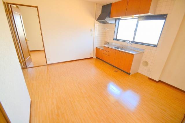 居室・リビング　リフォーム済みのキレイなお部屋です。