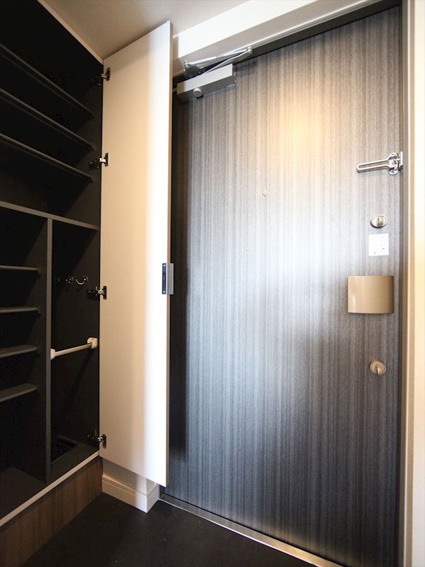 玄関　玄関　シューズボックス付（収納充実してます）