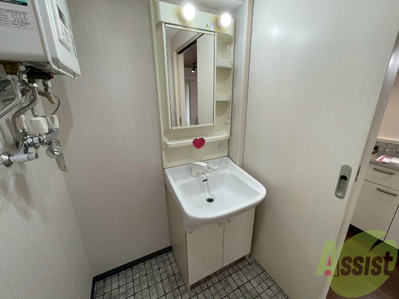 洗面設備　独立洗面台です。大きくてよいですね。シャンプーもできます。