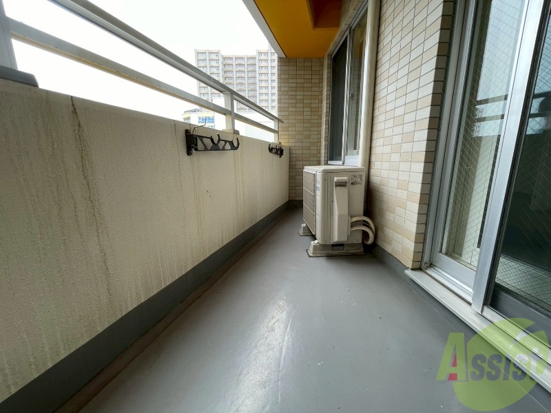 バルコニー　バルコニーです。洗濯物を干すもよし、一息つくもよしですね。