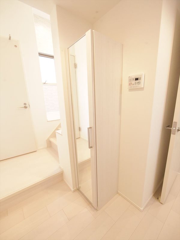 玄関　玄関　シューズボックス付（収納充実してます）