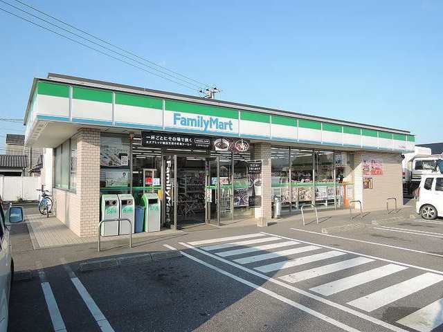 コンビニ　ファミリーマート（コンビニ）まで400m