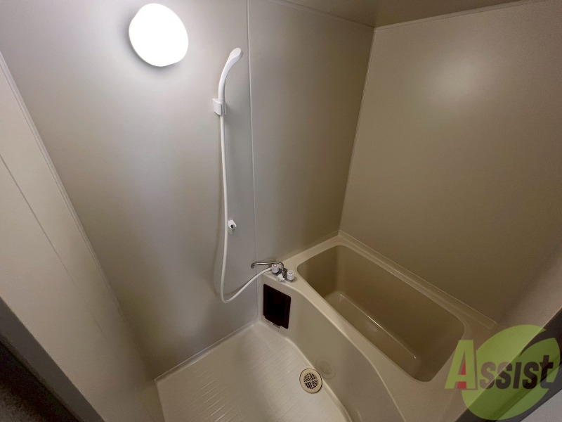 バス・シャワールーム　落ち着いたデザインの浴室。ゆったりできそうです。