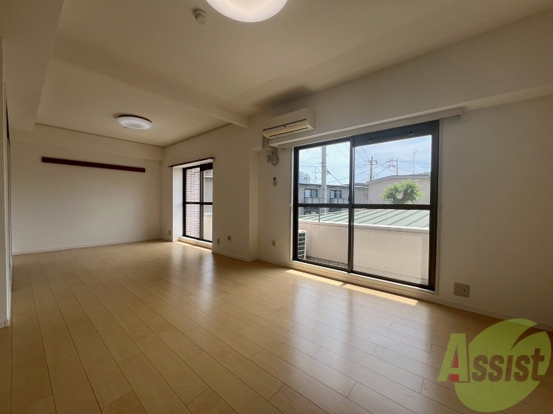 居室・リビング　リビングは広々としており、日差しがあり明るい印象でした。