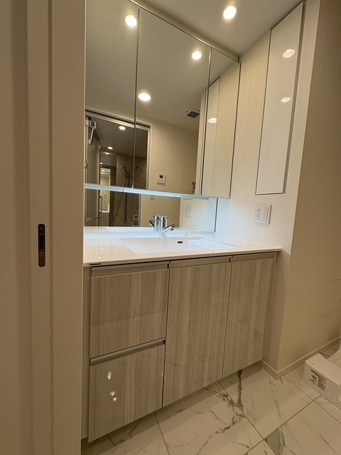 洗面設備　三面鏡付洗面化粧台