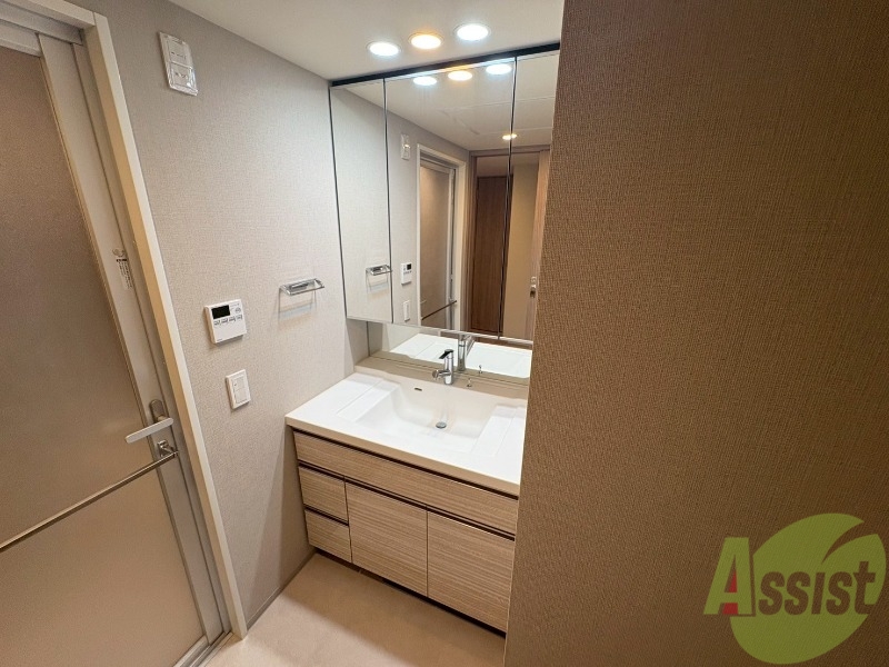 洗面設備　独立洗面台です。大きくてよいですね。シャンプーもできます！