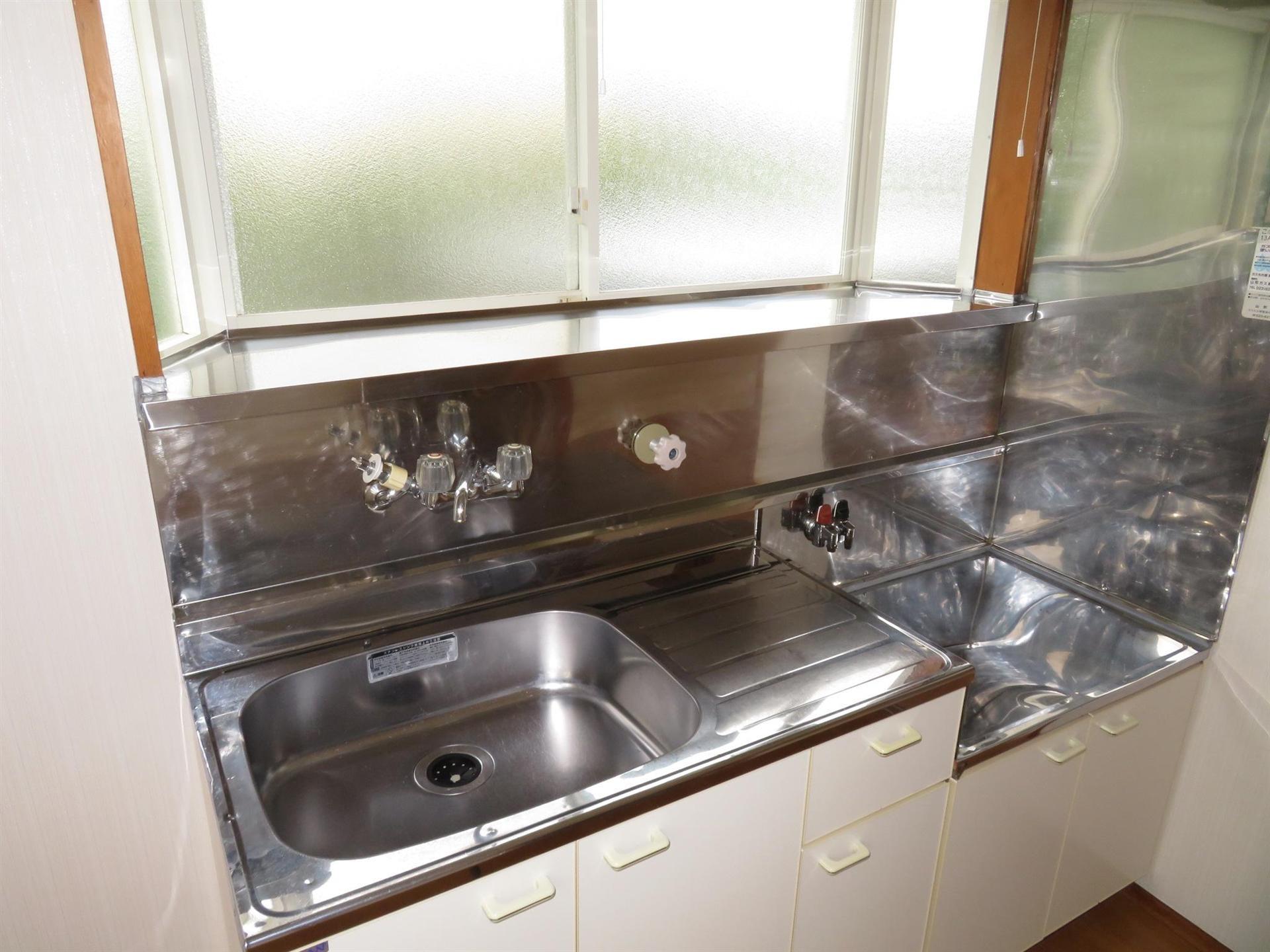 キッチン　キッチンに出窓も有り、２口コンロが置けます。