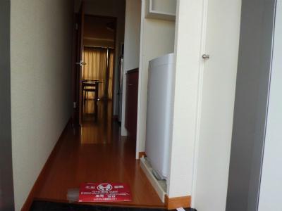 玄関　通路の奥が居室です。